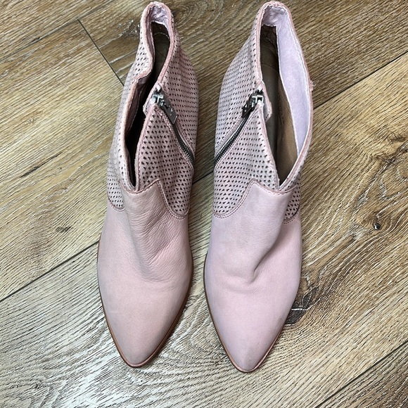 Frye Jennifer Blush Pink Perforated Booties Size 8.5 - Picture 2 of 10